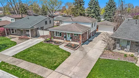 3620 N Shore Dr, Lincoln Park, MI 48146
