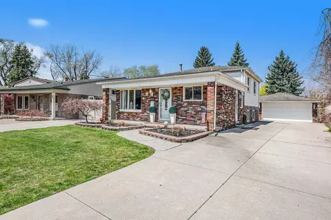 3620 N Shore Dr, Lincoln Park, MI 48146
