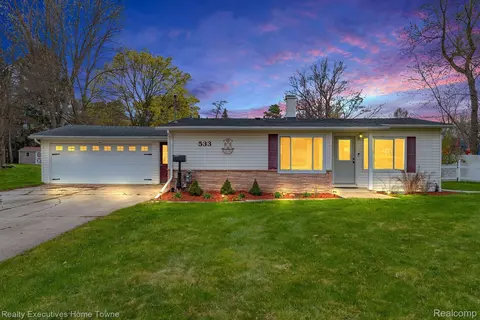 533 Rust Park Dr, Grand Blanc, MI 48439