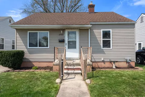 27825 Van Howe St, Roseville, MI 48066