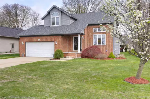 3802 Cedar Ridge Dr, Fort Gratiot, MI 48059