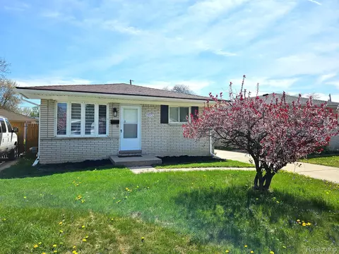 19572 Williamson St, Clinton Township, MI 48035