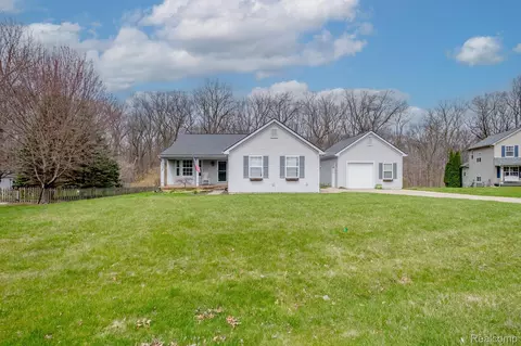 5320 Deer Trl, Fenton, MI 48451