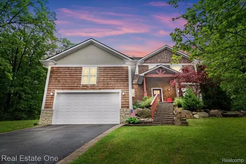 9327 Van Antwerp Rd, Brighton, MI 48116
