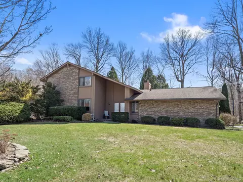 34429 Oak Forest Dr, Farmington Hills, MI 48331