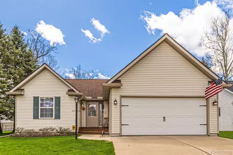 790 1st St, Fenton, MI 48430