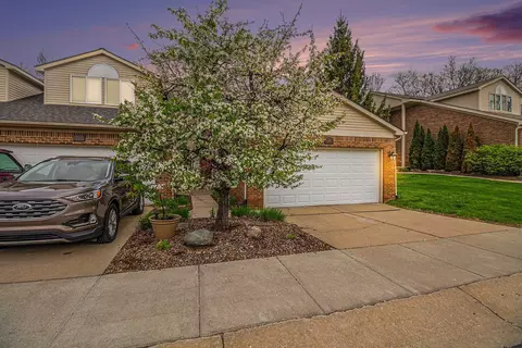 520 N Reese St, South Lyon, MI 48178
