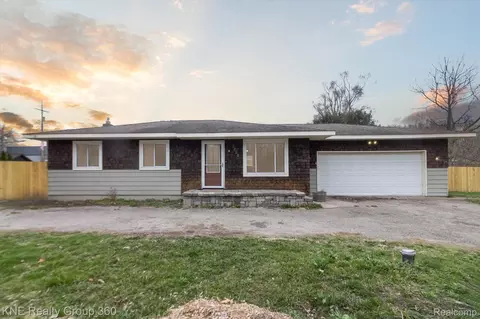 9526 Garden Ter, Commerce, MI 48382