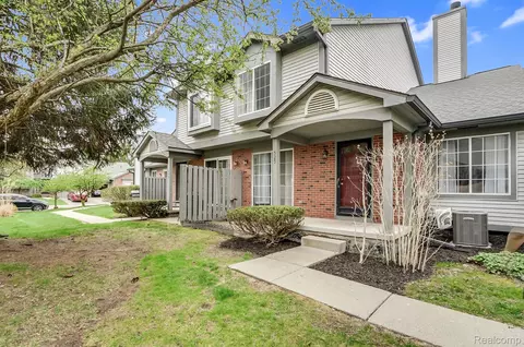 525 Winwood Cir, Walled Lake, MI 48390