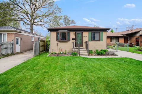 28019 Grant St, Saint Clair Shores, MI 48081