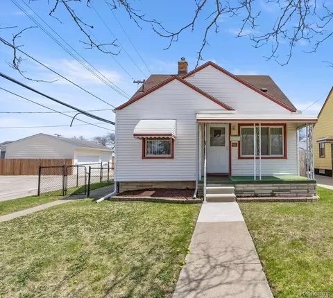 29 Washington St, Trenton, MI 48183