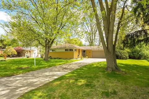 29546 Fall River Rd, Southfield, MI 48076