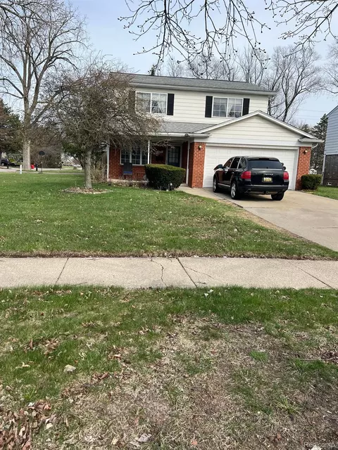 24044 NE Pierce St E, Southfield, MI 48075