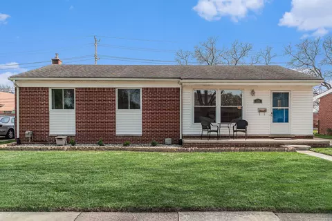 160 Redwood Dr, Troy, MI 48083