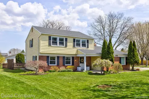 2736 Windsor Dr, Troy, MI 48085