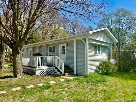 8275 Donna Lou Dr, Brighton, MI 48114