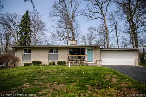 8130 Casa Mia Dr, White Lake, MI 48386