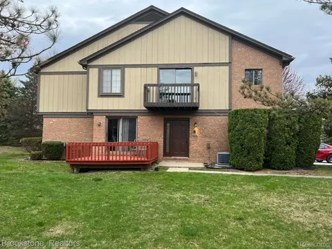376 Meadow Bridge Dr, Rochester Hills, MI 48307