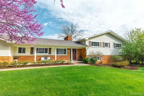 868 Helston Rd, Bloomfield Hills, MI 48304
