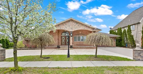 21335 Hickorywood, Dearborn Heights, MI 48127