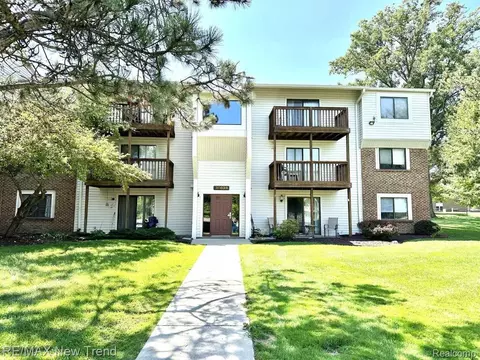 30028 W 12 Mile Rd #32, Farmington Hills, MI 48334