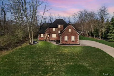 1050 Deer Path Trl, Oxford, MI 48371