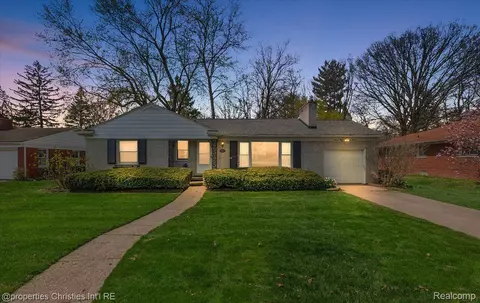 28077 Sunset Blvd W, Lathrup Village, MI 48076