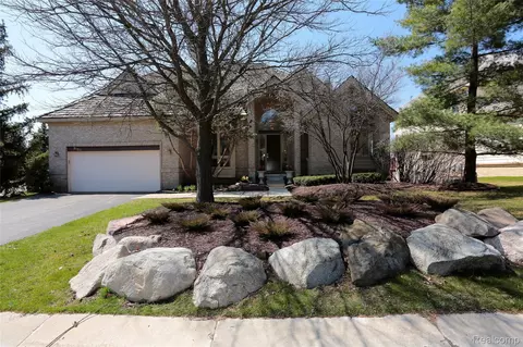 5160 Oakbrooke Dr, West Bloomfield, MI 48323
