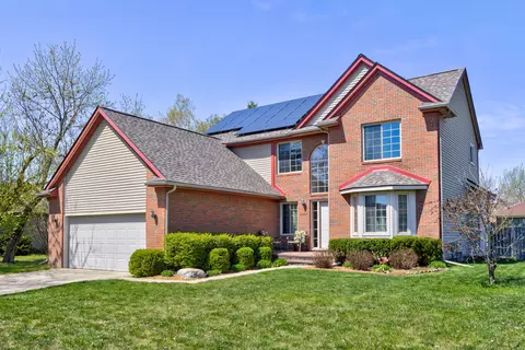 2097 Newburgh Dr, Troy, MI 48083