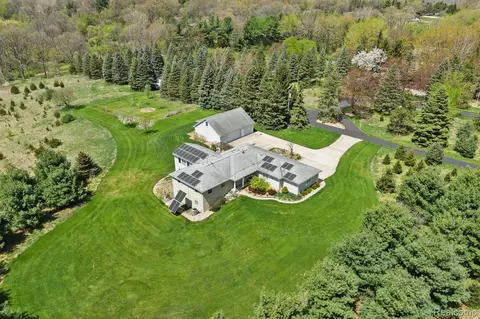5480 Kensington Rd, Brighton, MI 48114
