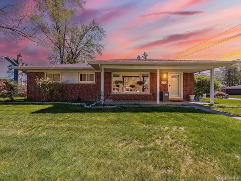 21110 Larkspur St, Farmington, MI 48336