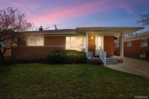 8540 Arnold St, Dearborn Heights, MI 48127