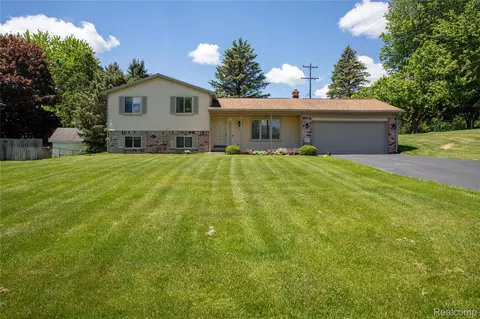 140 Indian Knolls St, Oxford, MI 48371