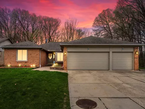 46369 Springhill Dr, Shelby Township, MI 48317