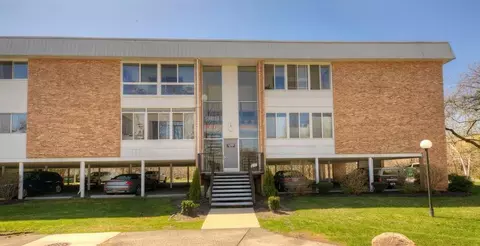 32080 Grand River Ave #82, Farmington, MI 48336