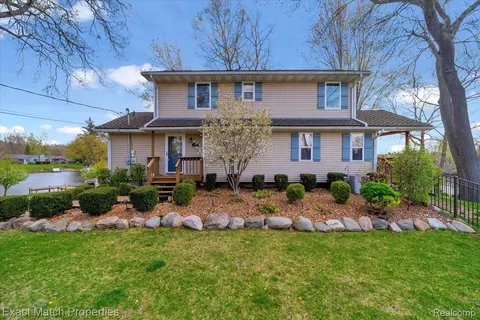 4160 Loch Crt Ct, Highland, MI 48357