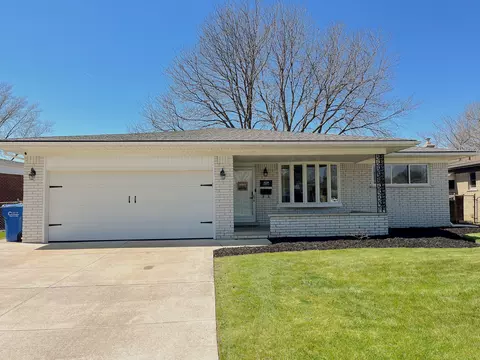 30239 Autumn Ln, Warren, MI 48088