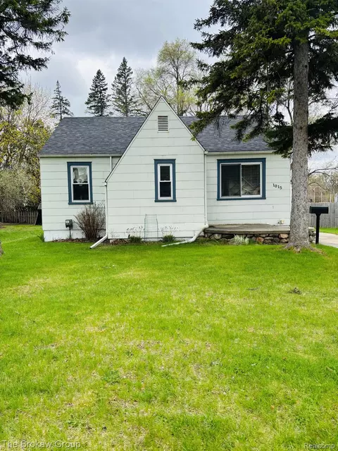 1015 Lee St, Fenton, MI 48430