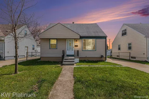 25840 Groveland St, Roseville, MI 48066