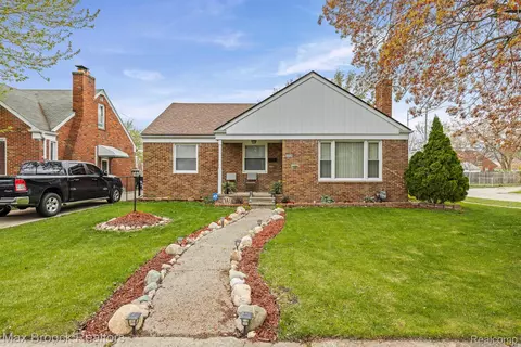 20971 Kenmore Ave, Harper Woods, MI 48225