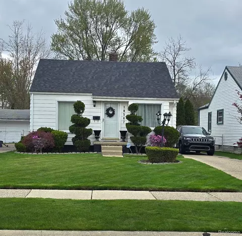 18567 Woodcrest St, Harper Woods, MI 48225