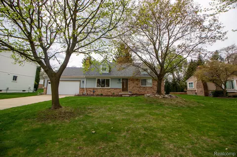 40317 Ladene Ln, Novi, MI 48375