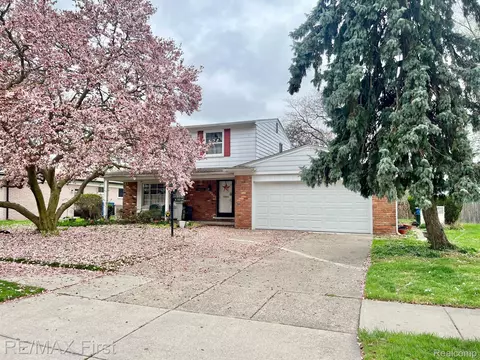30043 Woodhouse Dr, Warren, MI 48092