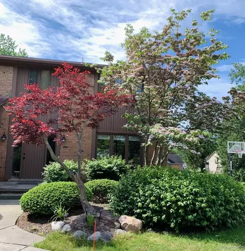 35315 Regency Ln, Farmington Hills, MI 48331