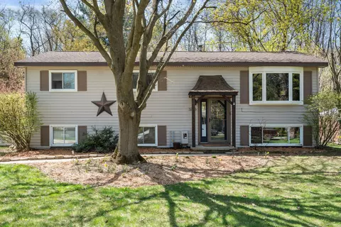 3286 Spring Meadow Dr, Rochester, MI 48306