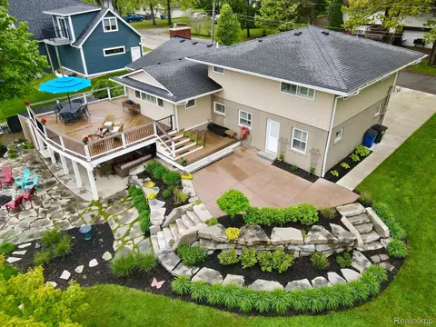 1451 Shoreline Dr, Hartland, MI 48353