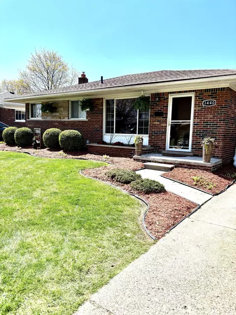 3440 Maidstone St, Trenton, MI 48183