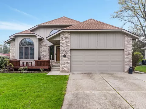 4121 Crystal St, West Bloomfield, MI 48323