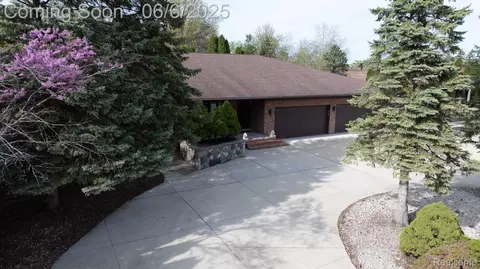 15600 Homeister Dr, Riverview, MI 48193