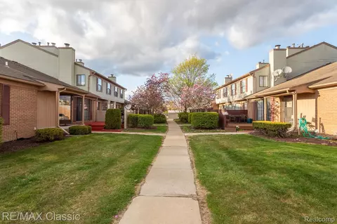 31198 Country Way 27 5 Way #27, Farmington Hills, MI 48331